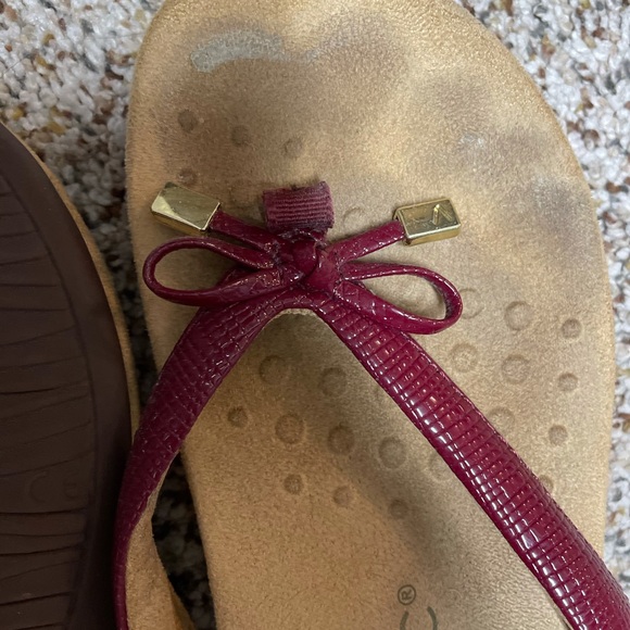 Vionic Red - Picture 3 of 3